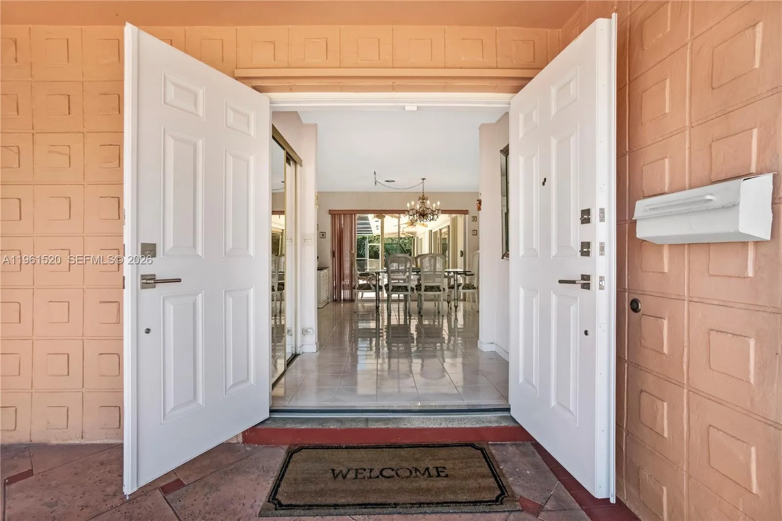 Large double door entry\n