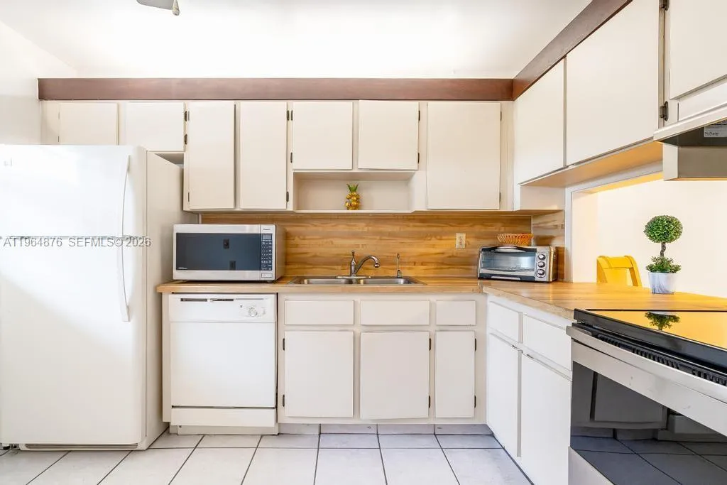 250 Gate Rd 257, Hollywood, Florida 33024, Hollywood, Florida 33024, 2 Bedrooms Bedrooms, ,2 BathroomsBathrooms,Residential,For Sale,250 Gate Rd 257, Hollywood, Florida 33024,A11964876