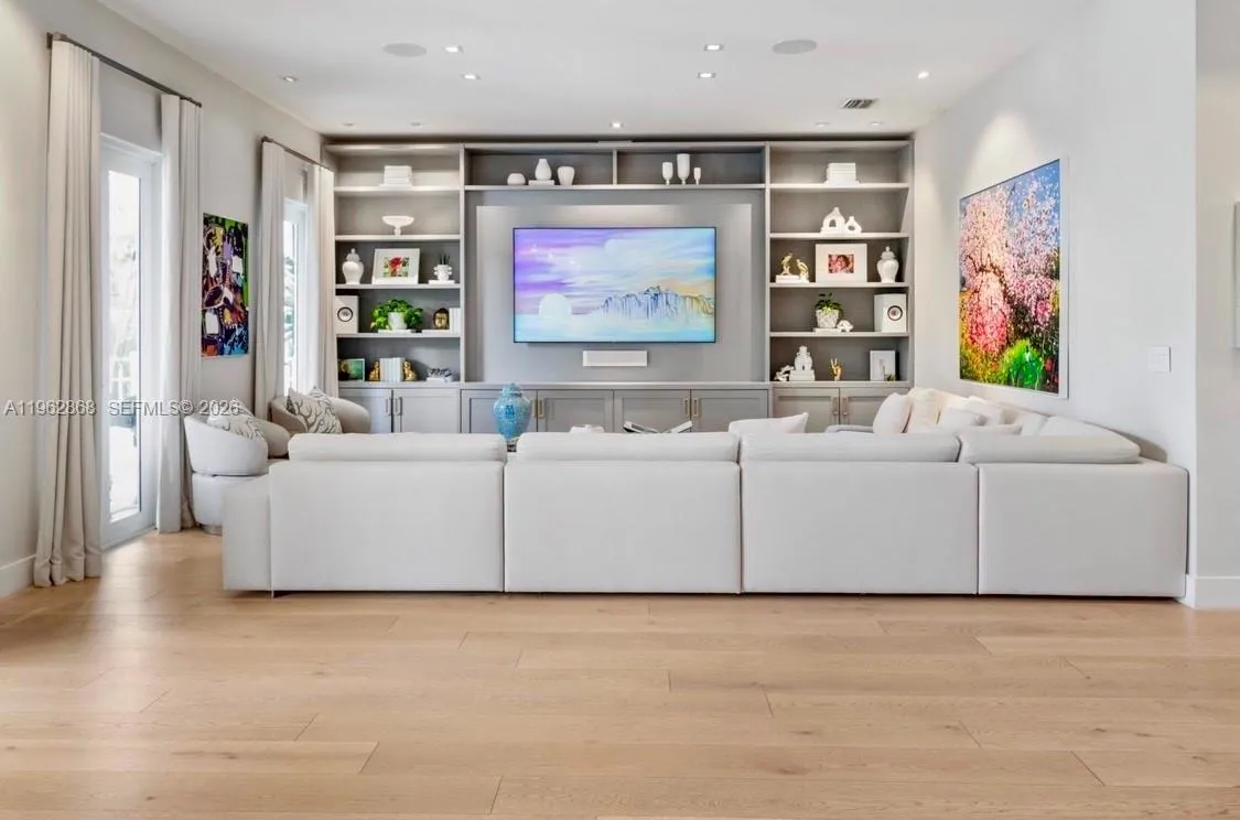 tv off the kitchen large rom