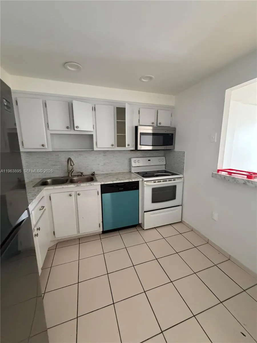 16950 W Dixie Hwy A526 Hwy A 526, North Miami Beac, North Miami Beach, Florida 33160, 1 Bedroom Bedrooms, ,1 BathroomBathrooms,Residential Lease,For Rent,16950 W Dixie Hwy A526 Hwy A 526, North Miami Beac,A11963895