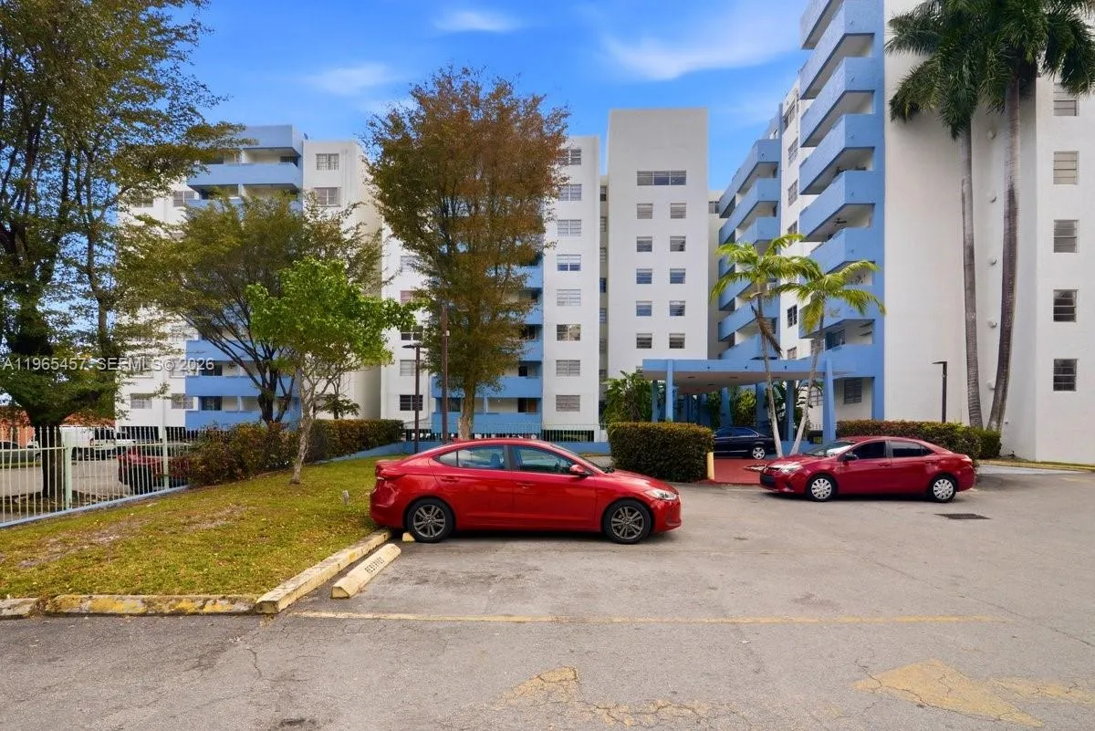 5050 Nw 7th St 806, Miami, Florida 33126, Miami, Florida 33126, 2 Bedrooms Bedrooms, ,2 BathroomsBathrooms,Residential,For Sale,5050 Nw 7th St 806, Miami, Florida 33126,A11965457