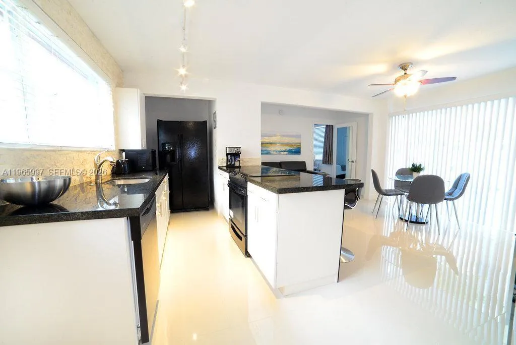 Hollywood, Florida 33019, 1 Bedroom Bedrooms, ,1 BathroomBathrooms,Residential Lease,For Rent,A11965997 Hollywood, Florida 33019, 1 Bedroom Bedrooms, ,1 BathroomBathrooms,Residential Lease,For Rent,A11965997