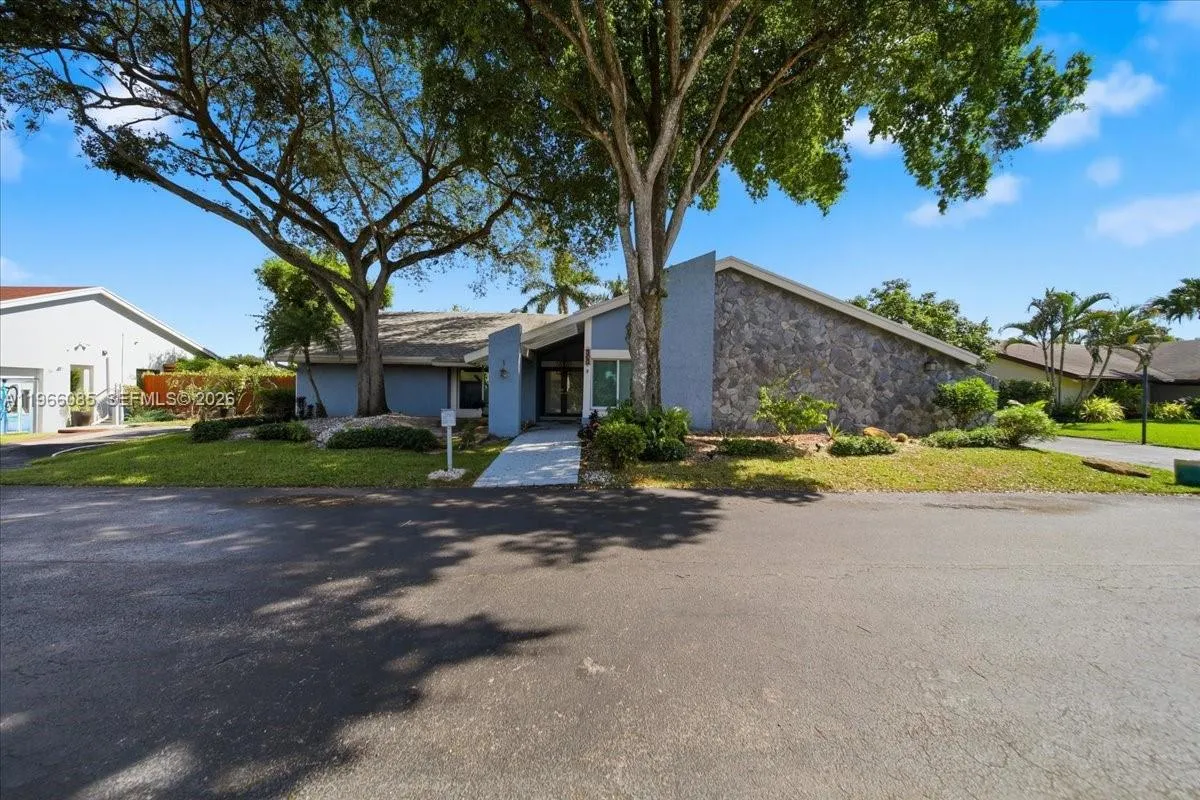 960 Bayberry Point Dr, Plantation, Florida 33324, Plantation, Florida 33324, 4 Bedrooms Bedrooms, ,3 BathroomsBathrooms,Residential,For Sale,960 Bayberry Point Dr, Plantation, Florida 33324,A11966085