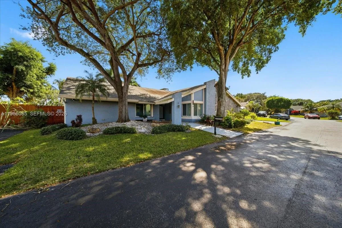 960 Bayberry Point Dr, Plantation, Florida 33324, Plantation, Florida 33324, 4 Bedrooms Bedrooms, ,3 BathroomsBathrooms,Residential,For Sale,960 Bayberry Point Dr, Plantation, Florida 33324,A11966085