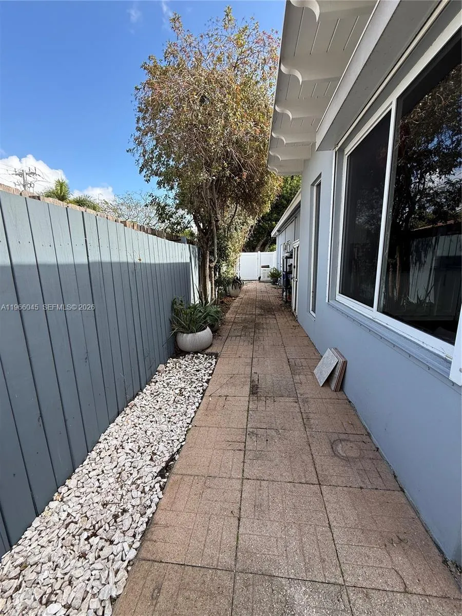 561 Se 3rd Ter, Pompano Beach, Florida 33060, Pompano Beach, Florida 33060, 3 Bedrooms Bedrooms, 8 Rooms Rooms,2 BathroomsBathrooms,Residential,For Sale,561 Se 3rd Ter, Pompano Beach, Florida 33060,A11966045