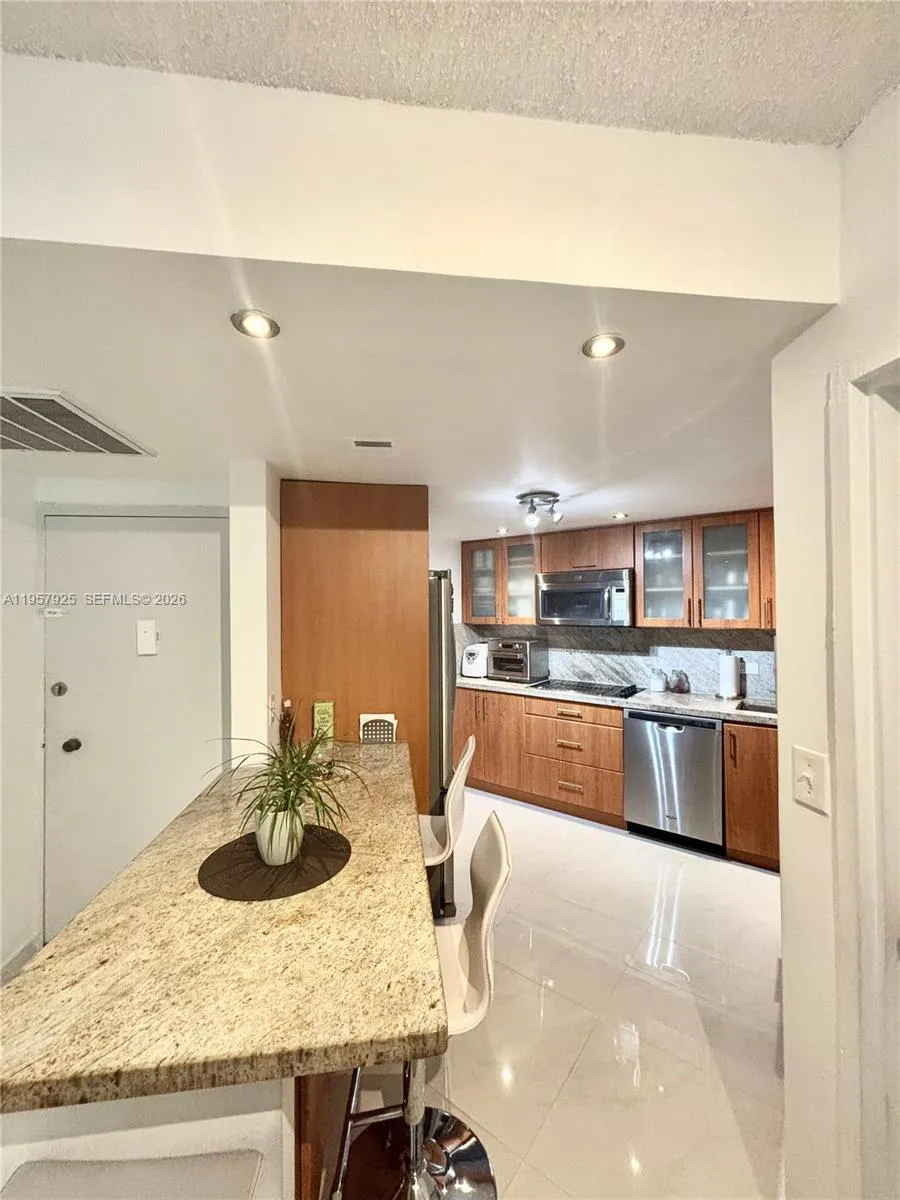 999 Brickell Bay Dr 1905, Miami, Florida 33131, Miami, Florida 33131, 2 Bedrooms Bedrooms, ,2 BathroomsBathrooms,Residential Lease,For Rent,999 Brickell Bay Dr 1905, Miami, Florida 33131,A11957925