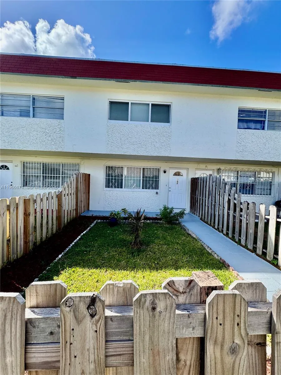 1481 Ne 150th St 102, Miami, Florida 33161, Miami, Florida 33161, 2 Bedrooms Bedrooms, ,1 BathroomBathrooms,Residential Lease,For Rent,1481 Ne 150th St 102, Miami, Florida 33161,A11966671