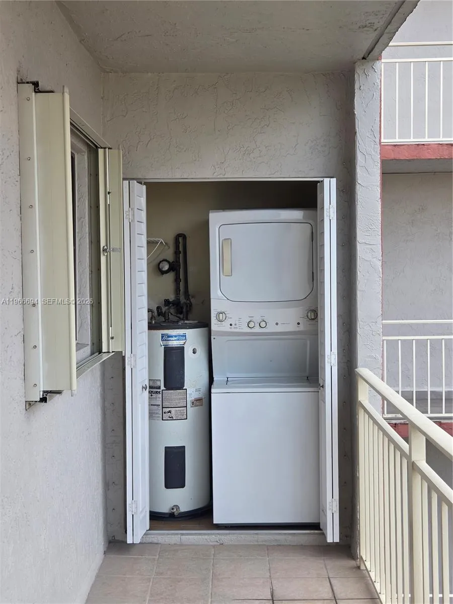 8425 Nw 8th St 304, Miami, Florida 33126, Miami, Florida 33126, 2 Bedrooms Bedrooms, ,2 BathroomsBathrooms,Residential Lease,For Rent,8425 Nw 8th St 304, Miami, Florida 33126,A11966694