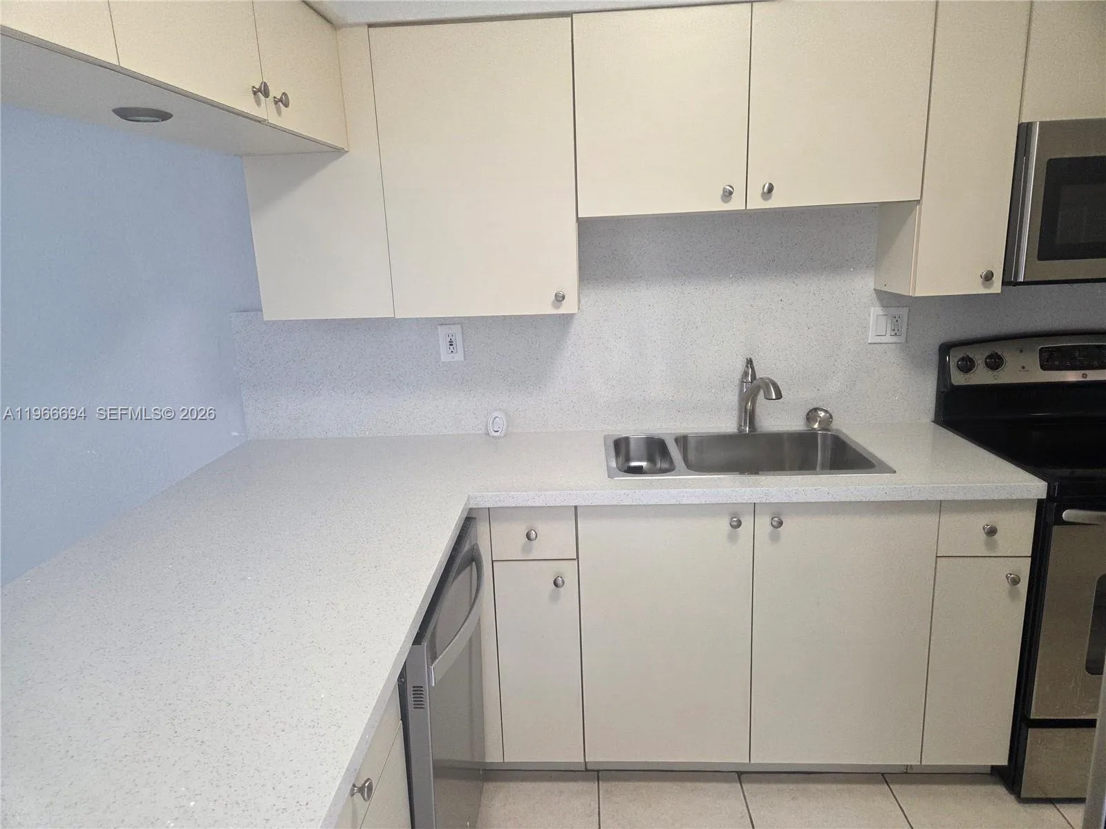 8425 Nw 8th St 304, Miami, Florida 33126, Miami, Florida 33126, 2 Bedrooms Bedrooms, ,2 BathroomsBathrooms,Residential Lease,For Rent,8425 Nw 8th St 304, Miami, Florida 33126,A11966694