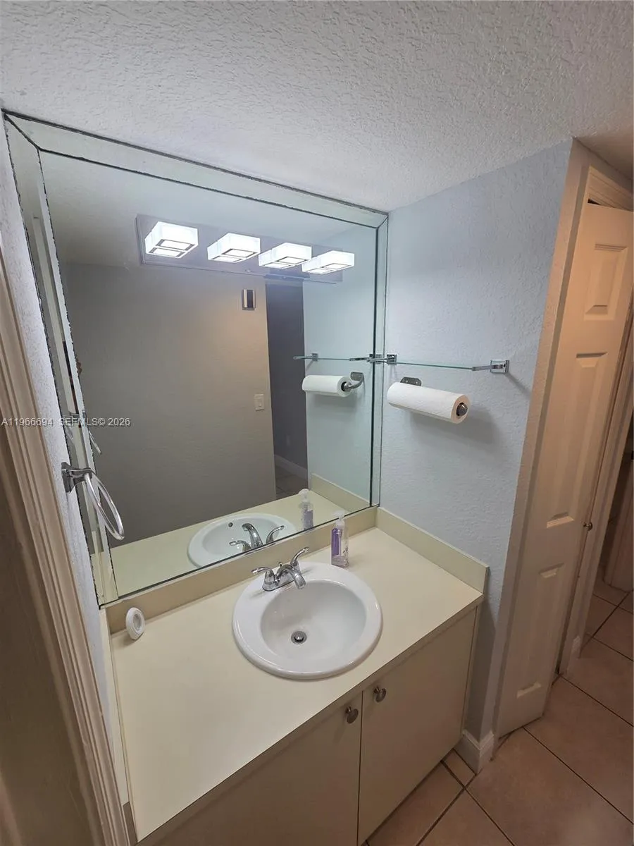 8425 Nw 8th St 304, Miami, Florida 33126, Miami, Florida 33126, 2 Bedrooms Bedrooms, ,2 BathroomsBathrooms,Residential Lease,For Rent,8425 Nw 8th St 304, Miami, Florida 33126,A11966694