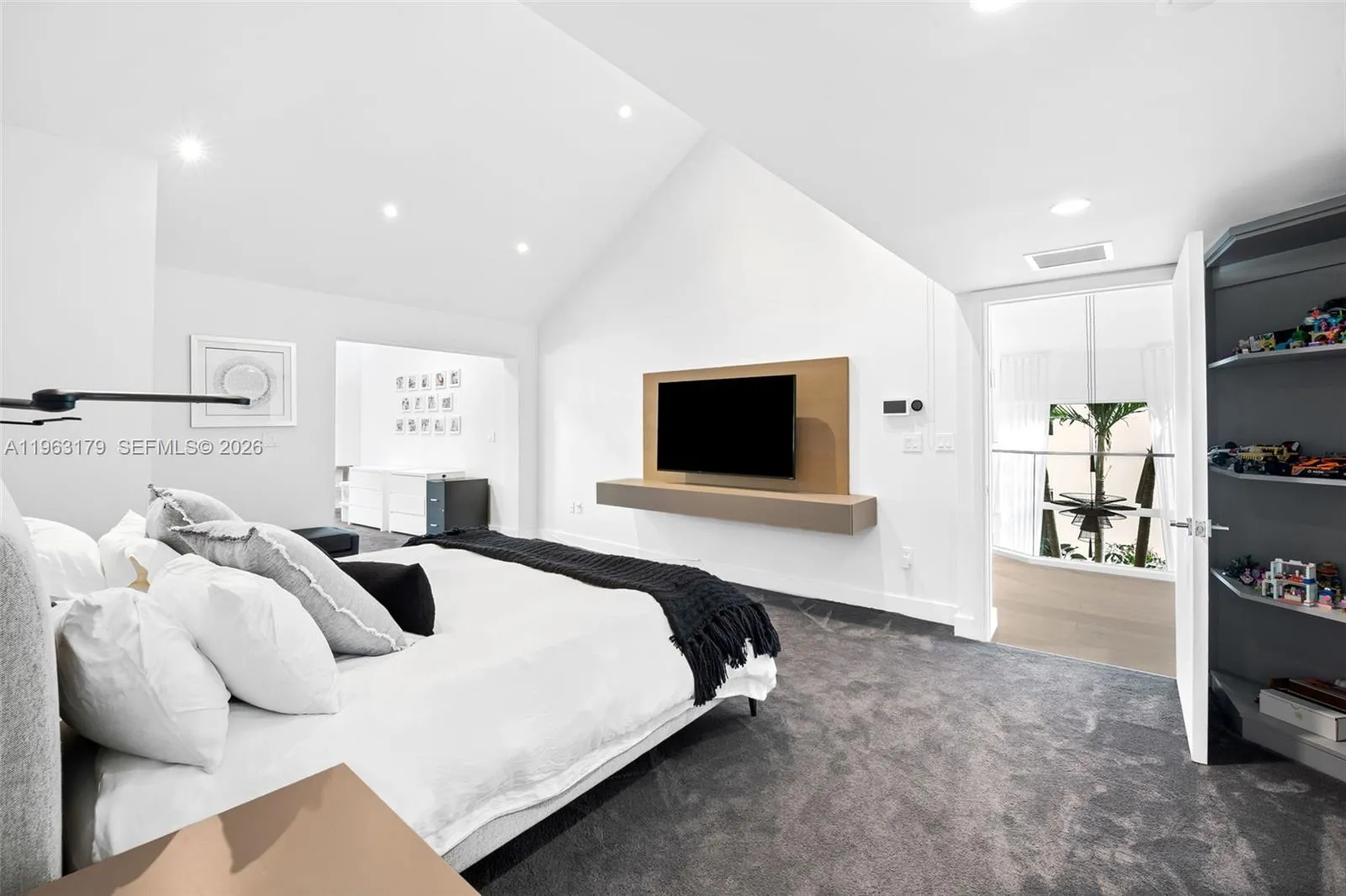 1961 S Oak Haven Cir, Miami, Florida 33179, Miami, Florida 33179, 5 Bedrooms Bedrooms, ,4 BathroomsBathrooms,Residential,For Sale,1961 S Oak Haven Cir, Miami, Florida 33179,A11963179