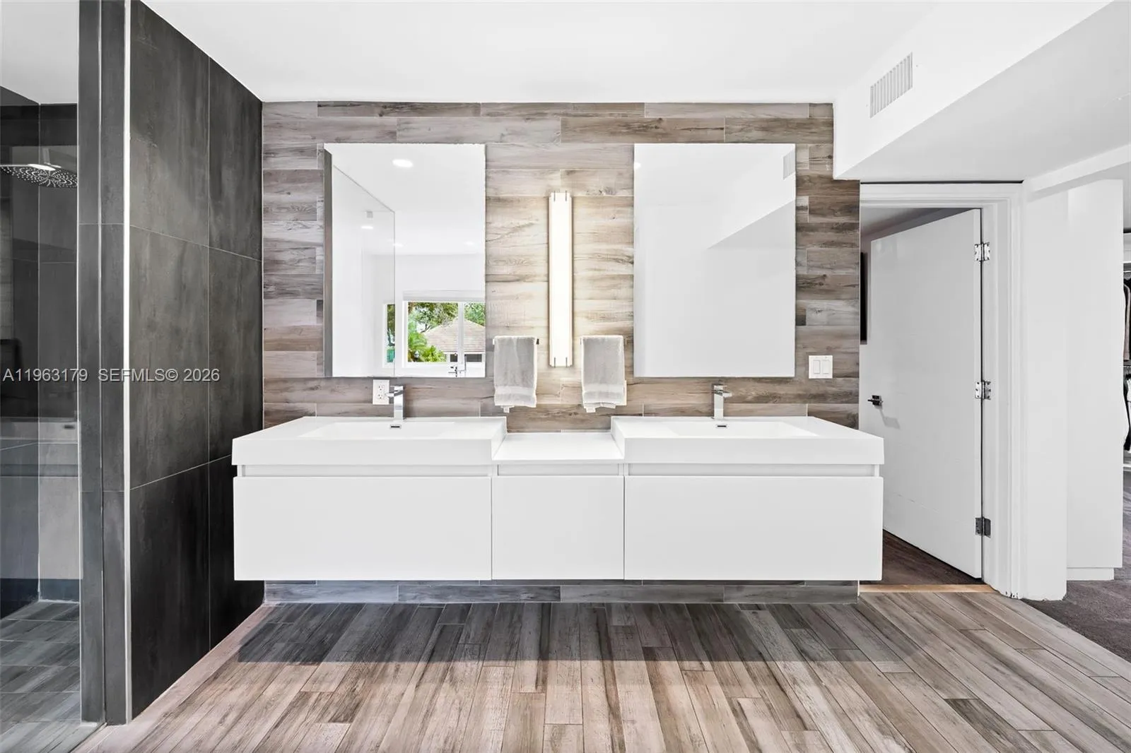 1961 S Oak Haven Cir, Miami, Florida 33179, Miami, Florida 33179, 5 Bedrooms Bedrooms, ,4 BathroomsBathrooms,Residential,For Sale,1961 S Oak Haven Cir, Miami, Florida 33179,A11963179