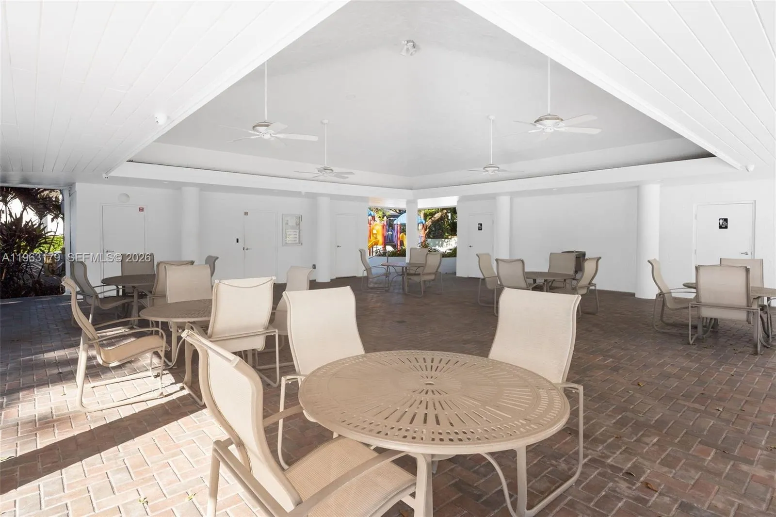 1961 S Oak Haven Cir, Miami, Florida 33179, Miami, Florida 33179, 5 Bedrooms Bedrooms, ,4 BathroomsBathrooms,Residential,For Sale,1961 S Oak Haven Cir, Miami, Florida 33179,A11963179