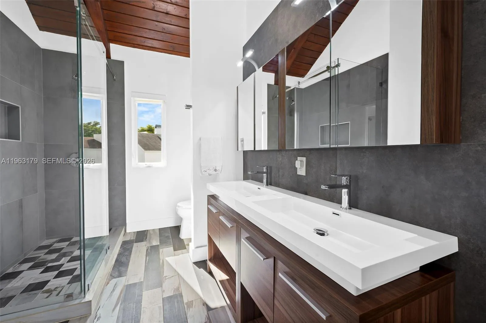 1961 S Oak Haven Cir, Miami, Florida 33179, Miami, Florida 33179, 5 Bedrooms Bedrooms, ,4 BathroomsBathrooms,Residential,For Sale,1961 S Oak Haven Cir, Miami, Florida 33179,A11963179