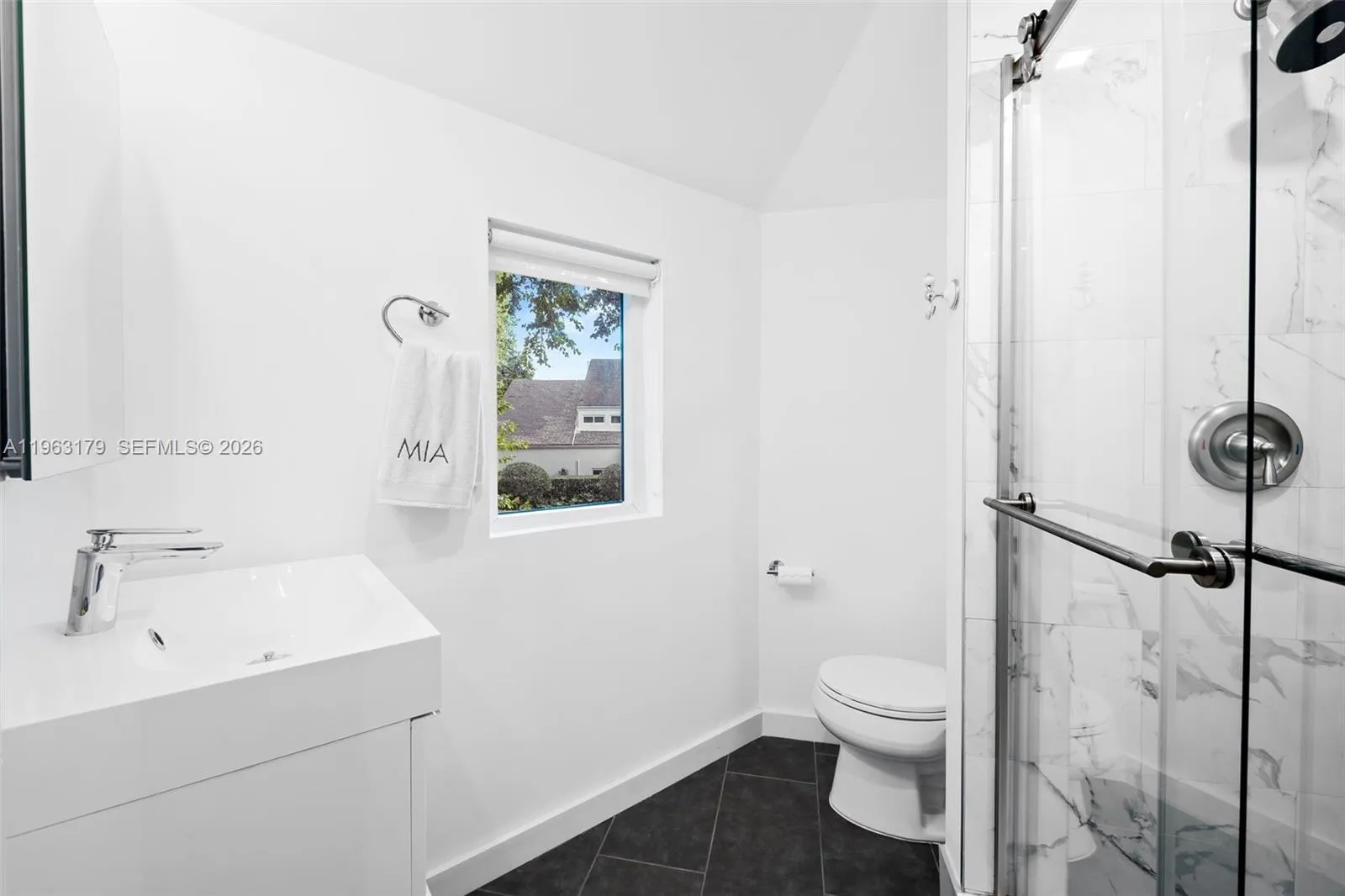 1961 S Oak Haven Cir, Miami, Florida 33179, Miami, Florida 33179, 5 Bedrooms Bedrooms, ,4 BathroomsBathrooms,Residential,For Sale,1961 S Oak Haven Cir, Miami, Florida 33179,A11963179