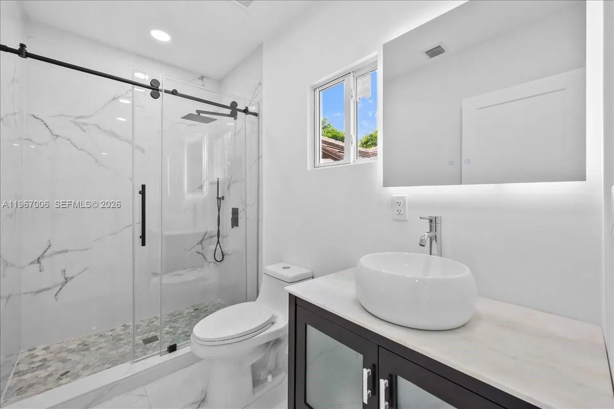 unit 1 Private Primary Bath