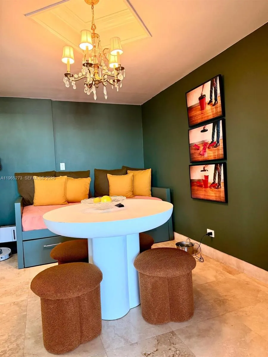 Coffee/Dinning area/ Could be converted to 3rd bed