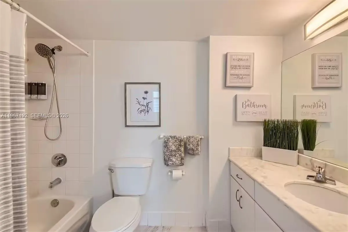 1200 Brickell Bay Dr 3923, Miami, Florida 33131, Miami, Florida 33131, 2 Bedrooms Bedrooms, ,2 BathroomsBathrooms,Residential,For Sale,1200 Brickell Bay Dr 3923, Miami, Florida 33131,A11967192