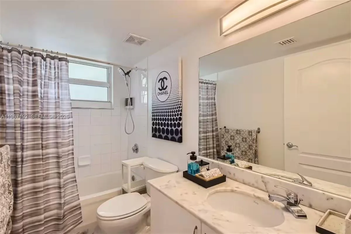 1200 Brickell Bay Dr 3923, Miami, Florida 33131, Miami, Florida 33131, 2 Bedrooms Bedrooms, ,2 BathroomsBathrooms,Residential,For Sale,1200 Brickell Bay Dr 3923, Miami, Florida 33131,A11967192
