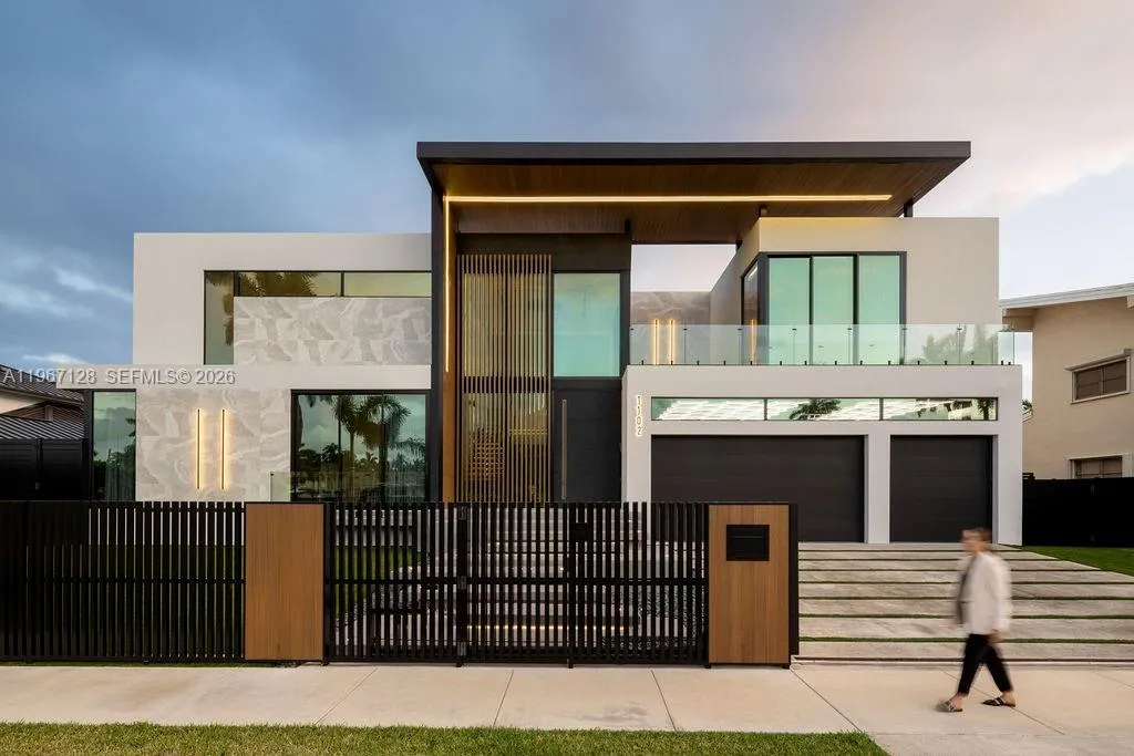 1102 Washington St, Hallandale Beach, Florida 3301, Hallandale Beach, Florida 33019, 6 Bedrooms Bedrooms, ,5 BathroomsBathrooms,Residential Lease,For Rent,1102 Washington St, Hallandale Beach, Florida 3301,A11967128