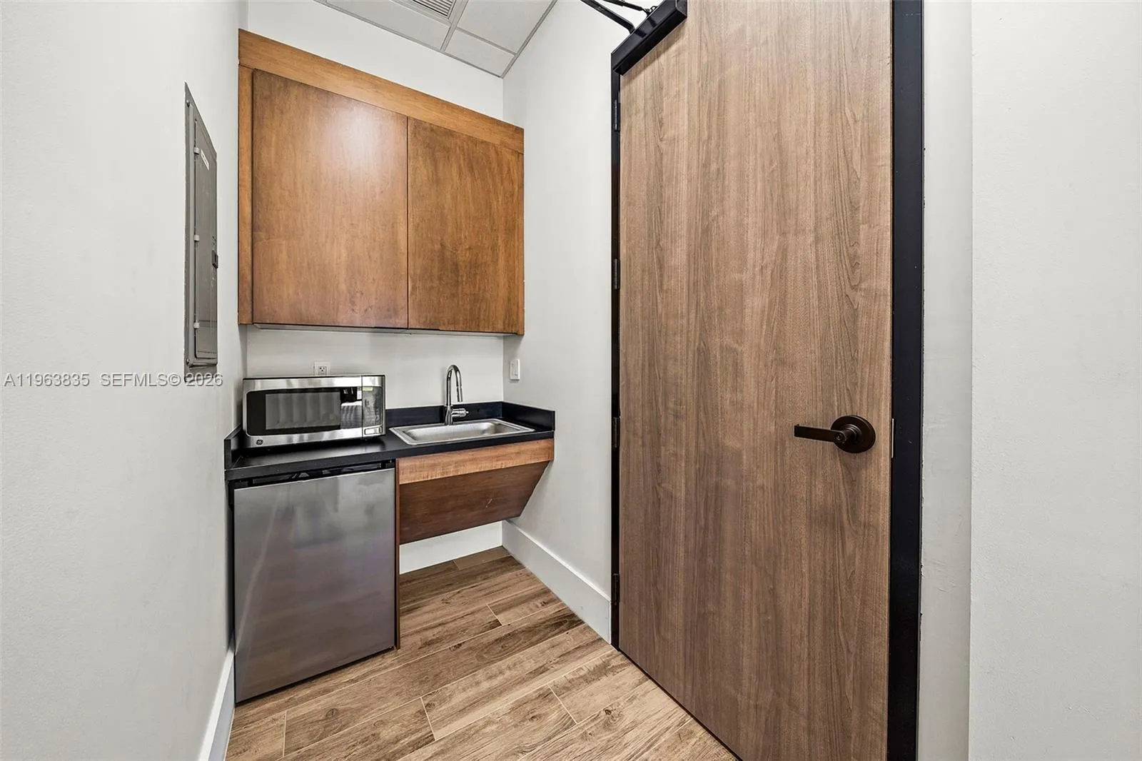 1930 N 30th Road Suite 8, Hollywood, Florida 33021, Hollywood, Florida 33021, ,Commercial Lease,For Rent,1930 N 30th Road Suite 8, Hollywood, Florida 33021,A11963835