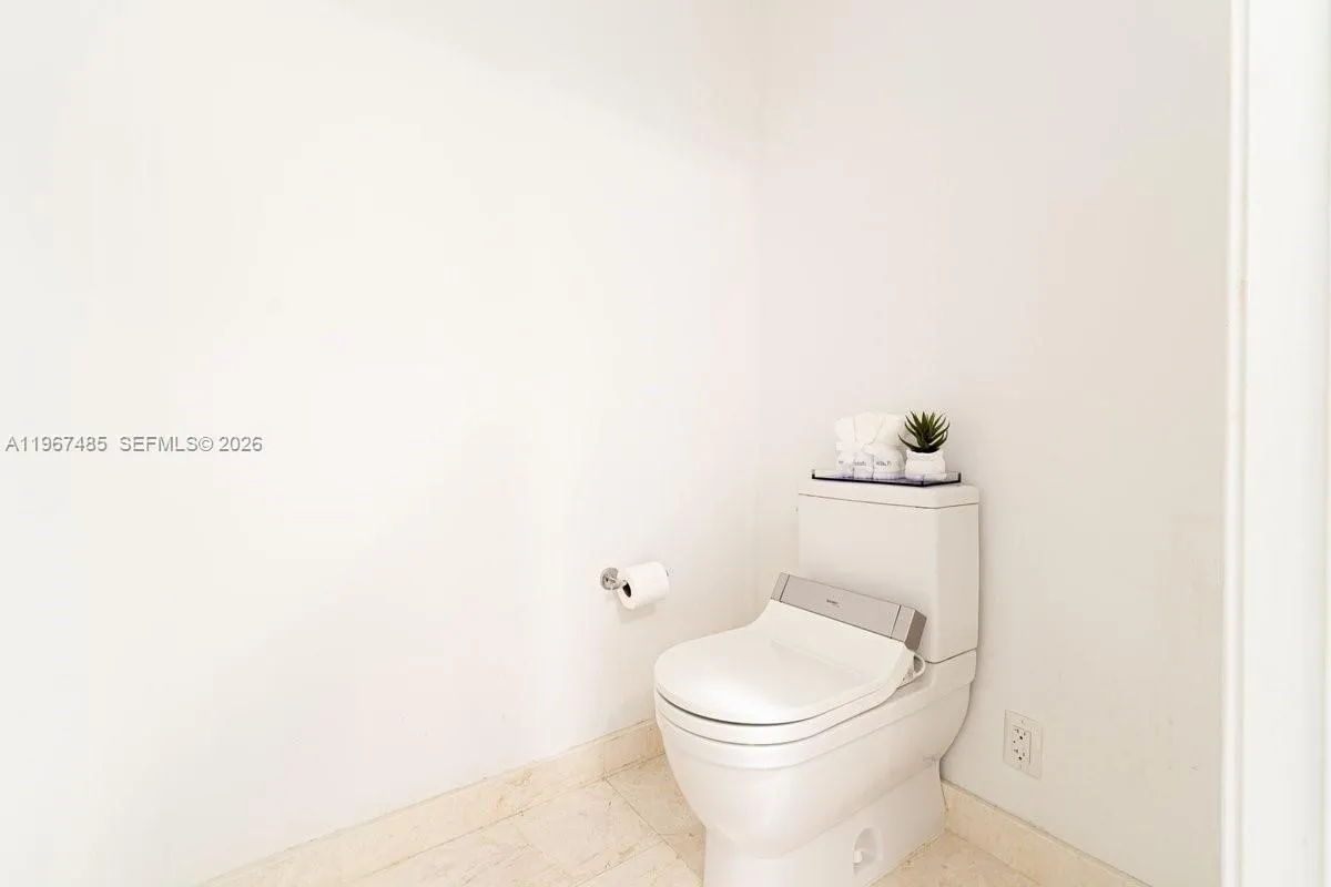 17301 Biscayne Blvd 305, North Miami Beach, Florid, North Miami Beach, Florida 33160, 2 Bedrooms Bedrooms, ,2 BathroomsBathrooms,Residential,For Sale,17301 Biscayne Blvd 305, North Miami Beach, Florid,A11967485
