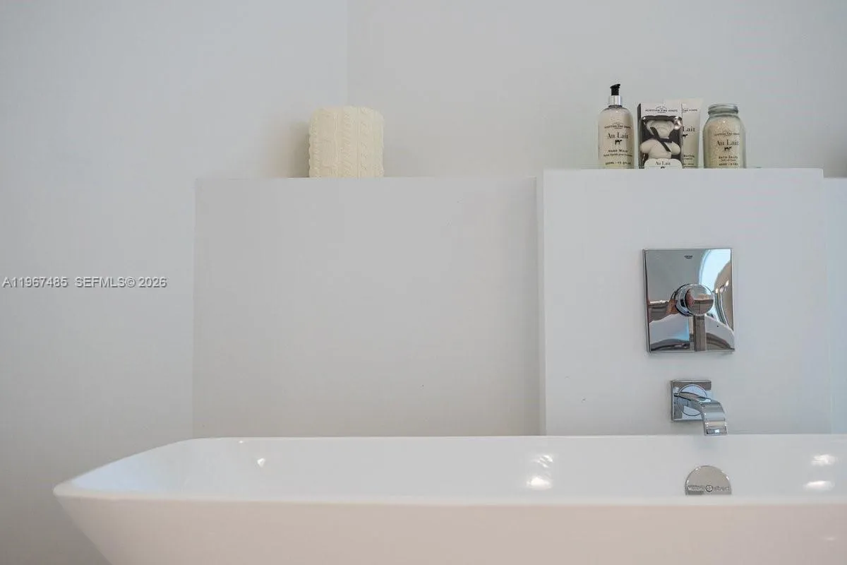 17301 Biscayne Blvd 305, North Miami Beach, Florid, North Miami Beach, Florida 33160, 2 Bedrooms Bedrooms, ,2 BathroomsBathrooms,Residential,For Sale,17301 Biscayne Blvd 305, North Miami Beach, Florid,A11967485