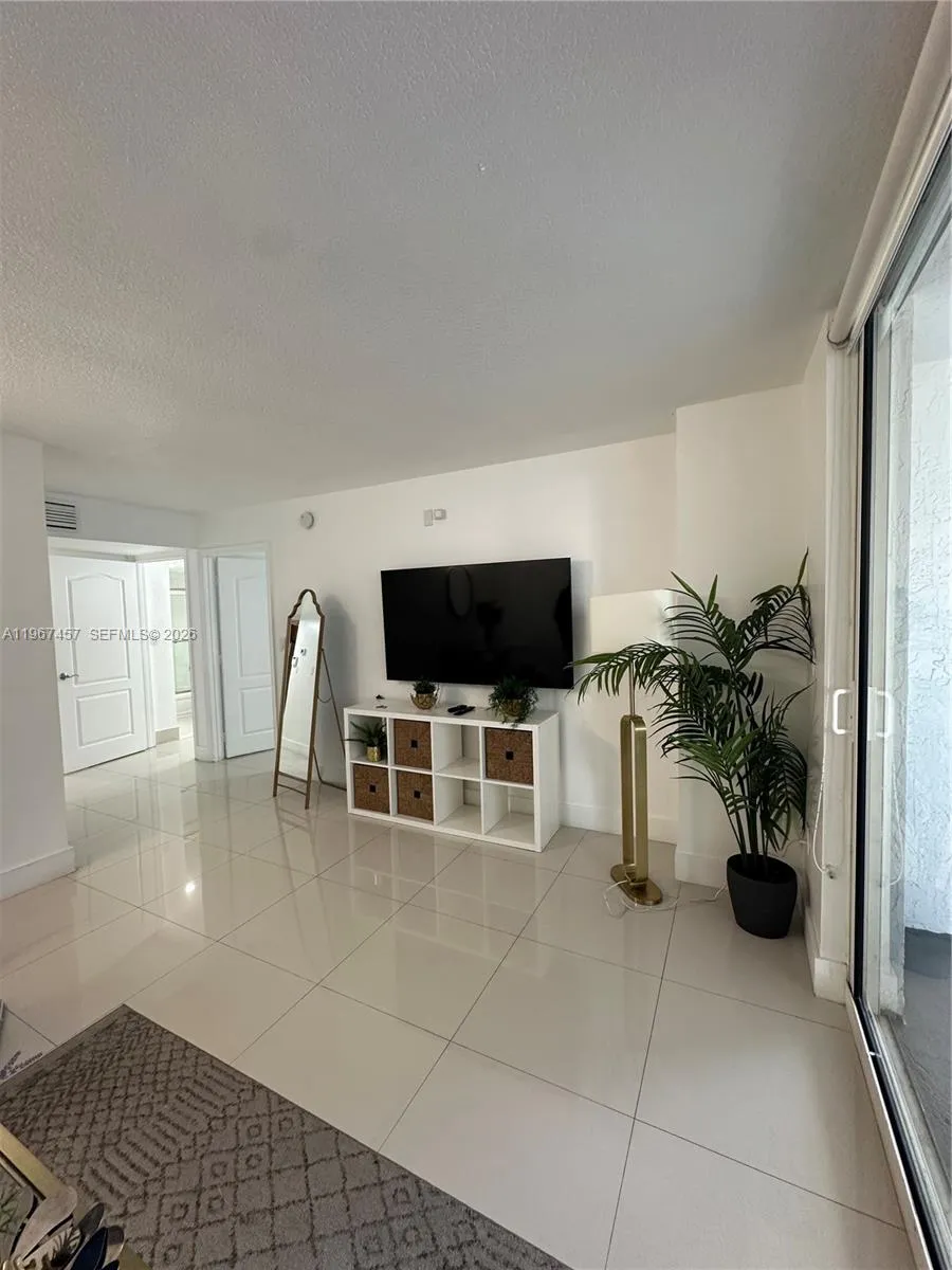 1200 Brickell Bay Dr 1712, Miami, Florida 33131, Miami, Florida 33131, 2 Bedrooms Bedrooms, ,1 BathroomBathrooms,Residential Lease,For Rent,1200 Brickell Bay Dr 1712, Miami, Florida 33131,A11967457