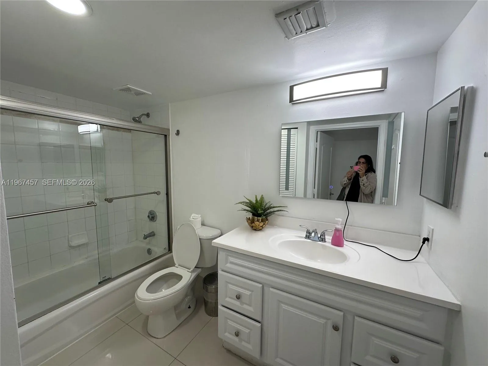 1200 Brickell Bay Dr 1712, Miami, Florida 33131, Miami, Florida 33131, 2 Bedrooms Bedrooms, ,1 BathroomBathrooms,Residential Lease,For Rent,1200 Brickell Bay Dr 1712, Miami, Florida 33131,A11967457