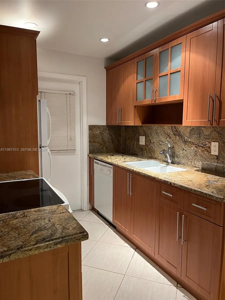 2420 Diana Dr 202, Hallandale Beach, Florida 33009, Hallandale Beach, Florida 33009, 2 Bedrooms Bedrooms, ,2 BathroomsBathrooms,Residential Lease,For Rent,2420 Diana Dr 202, Hallandale Beach, Florida 33009,A11967513