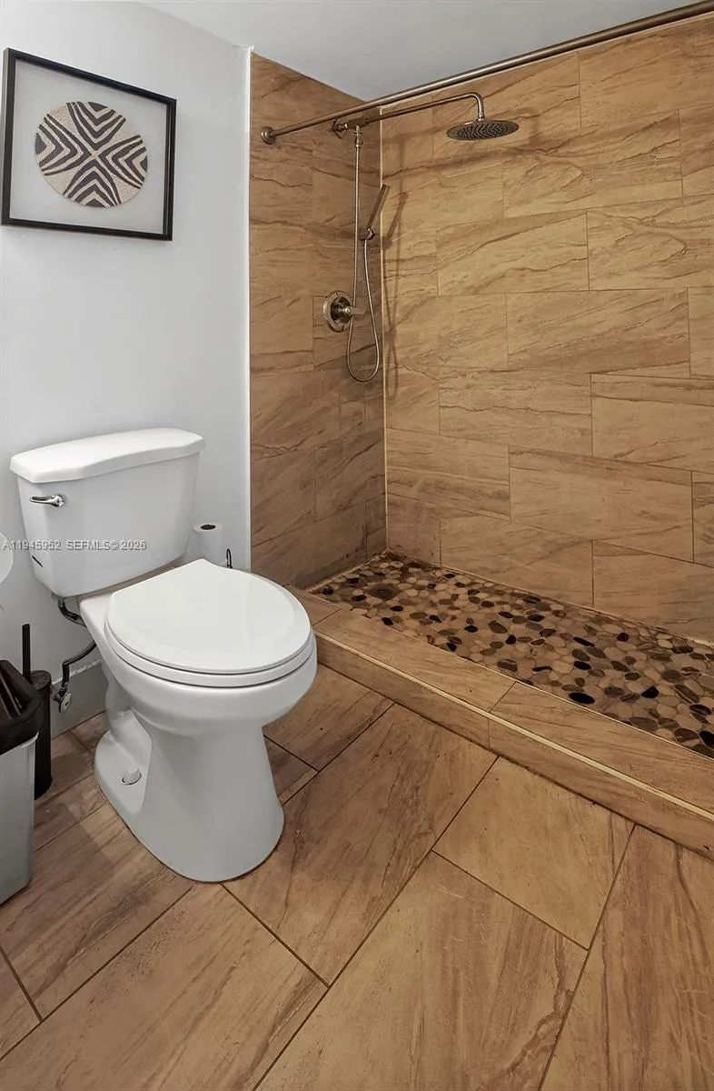Bathroom with clean finishes and a functional layout, designed for comfort and practicality.