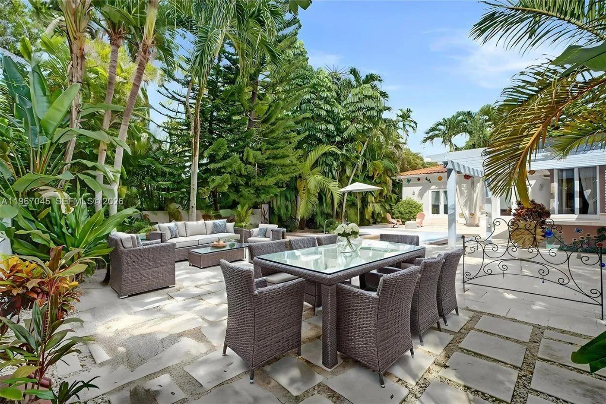 Enjoy, Entertain, Relax around Beautiful vegetation of Christmas trees, pencil palm trees. Huge massive yard!