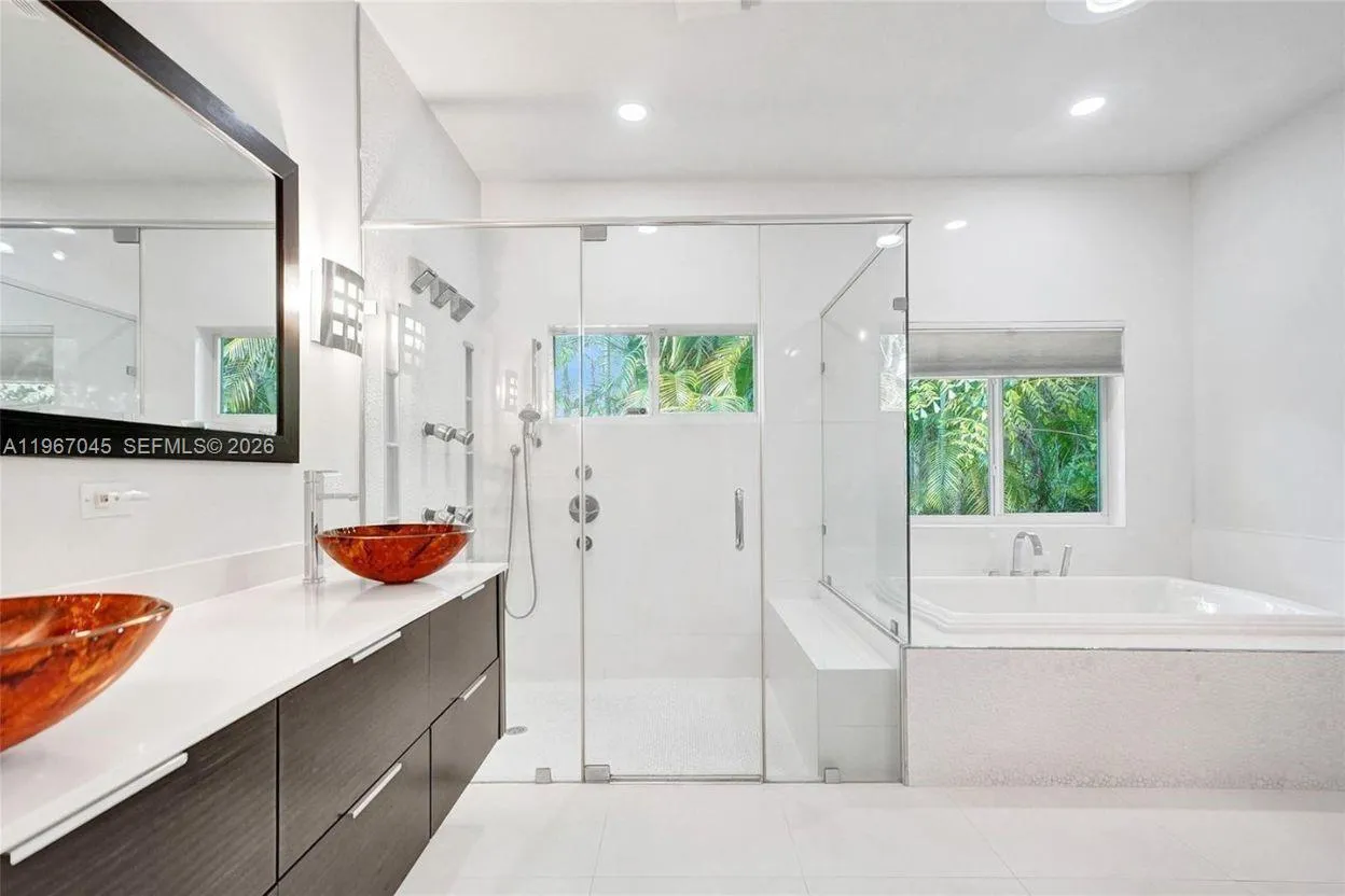 Primary Bathroom, 7 Jets and Hydro Spa