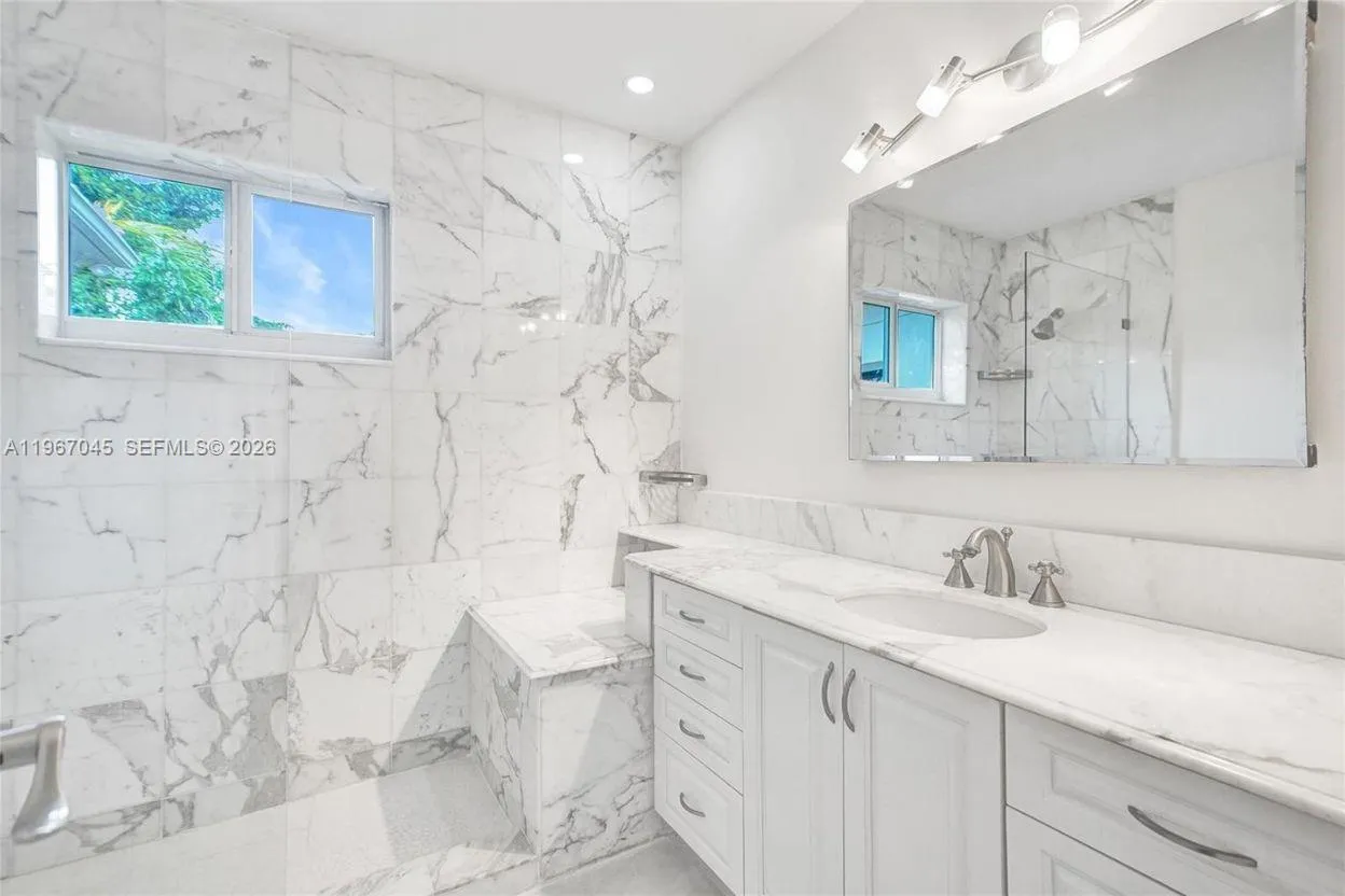 Elegant Full 2nd Bathroom Walk in Shower