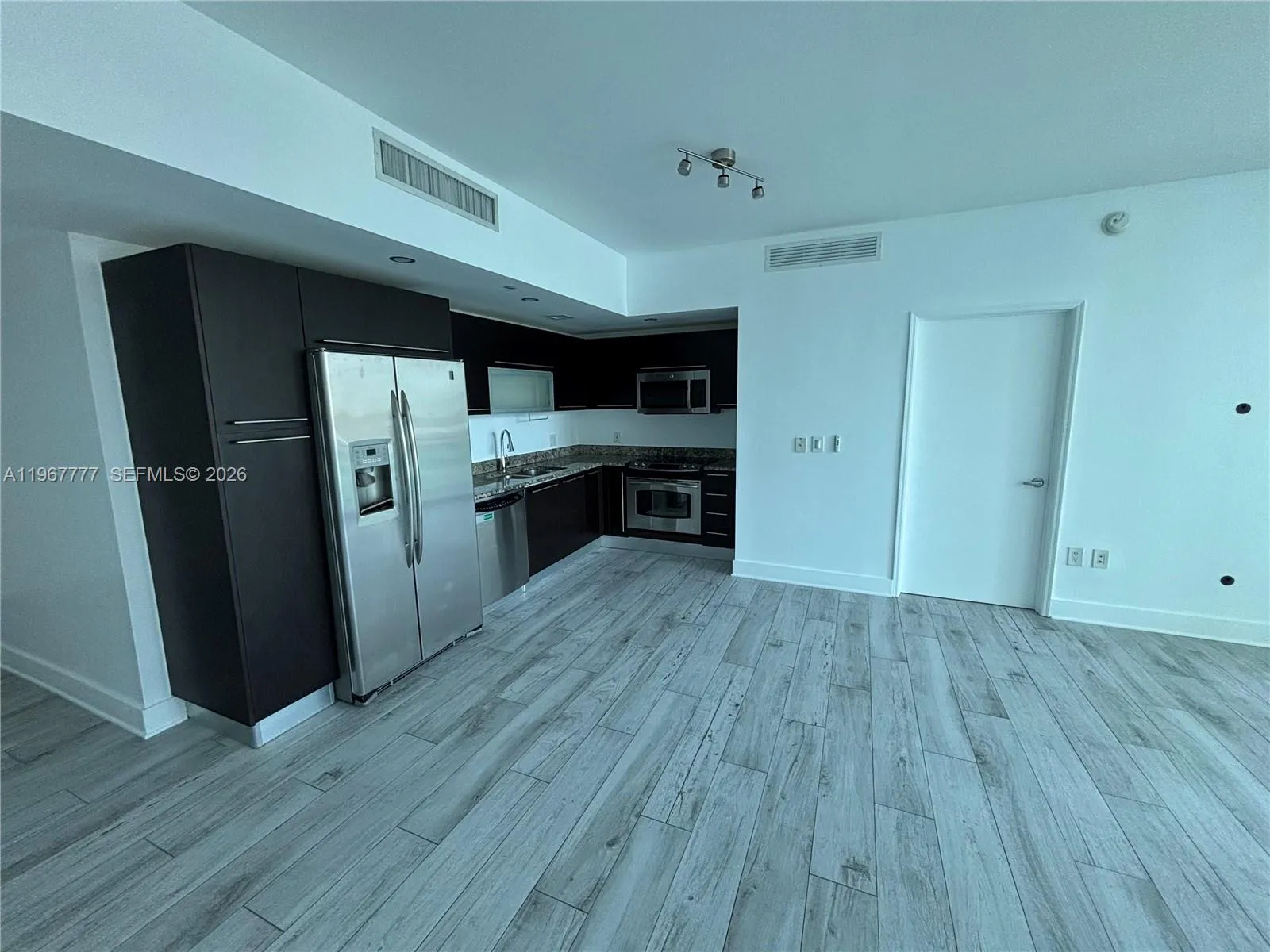 950 Brickell Bay Dr 2007, Miami, Florida 33131, Miami, Florida 33131, 2 Bedrooms Bedrooms, ,2 BathroomsBathrooms,Residential Lease,For Rent,950 Brickell Bay Dr 2007, Miami, Florida 33131,A11967777