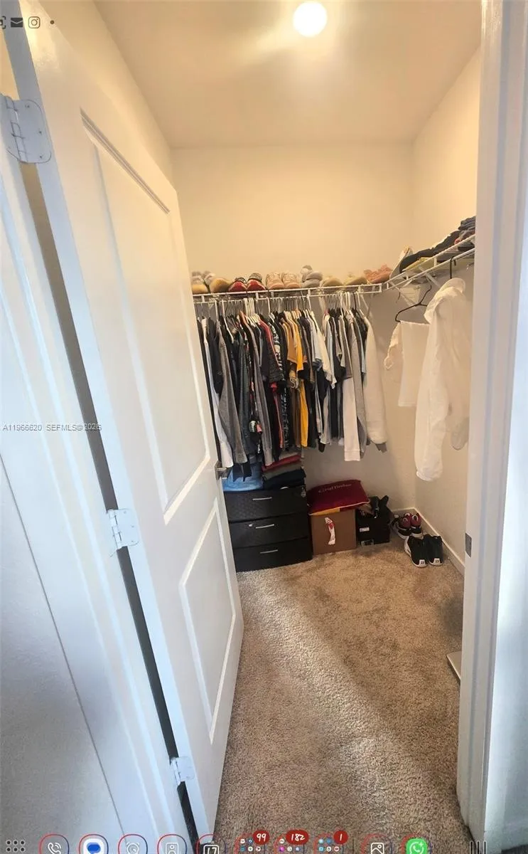 WALKING CLOSET