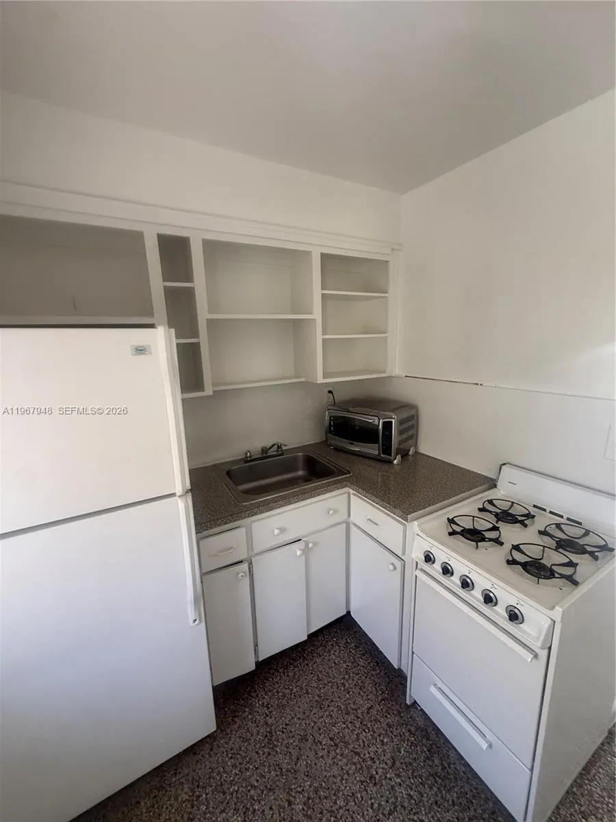 2023 Taylor St 2, Hollywood, Florida 33020, Hollywood, Florida 33020, 2 Bedrooms Bedrooms, ,1 BathroomBathrooms,Residential Lease,For Rent,2023 Taylor St 2, Hollywood, Florida 33020,A11967948