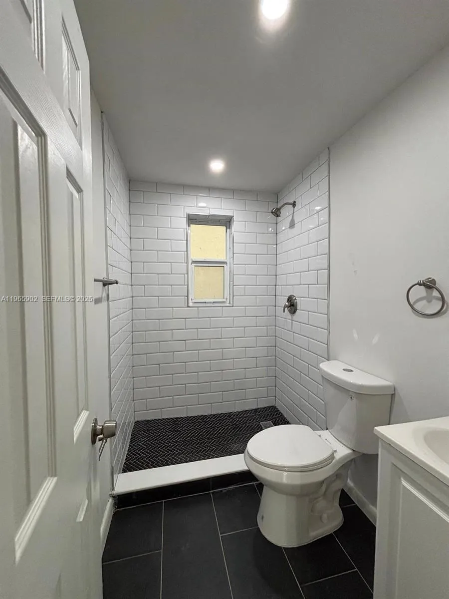 200 Nw 13th St 5, Miami, Florida 33136, Miami, Florida 33136, 1 Bedroom Bedrooms, ,1 BathroomBathrooms,Residential Lease,For Rent,200 Nw 13th St 5, Miami, Florida 33136,A11965902