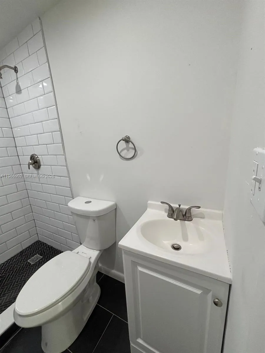 200 Nw 13th St 5, Miami, Florida 33136, Miami, Florida 33136, 1 Bedroom Bedrooms, ,1 BathroomBathrooms,Residential Lease,For Rent,200 Nw 13th St 5, Miami, Florida 33136,A11965902