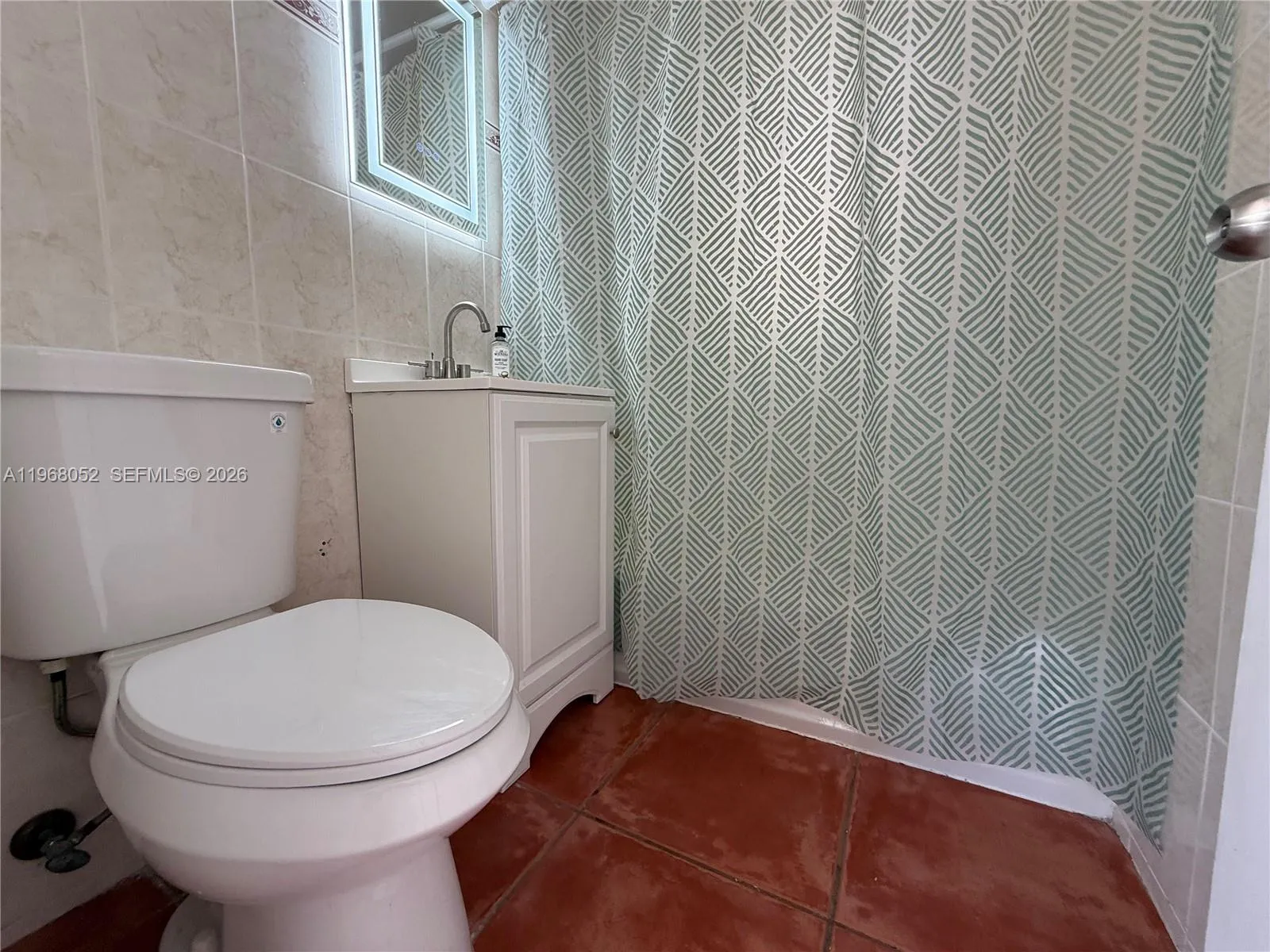 2801 Sw 26th St R-right, Miami, Florida 33133, Miami, Florida 33133, ,1 BathroomBathrooms,Residential Lease,For Rent,2801 Sw 26th St R-right, Miami, Florida 33133,A11968052