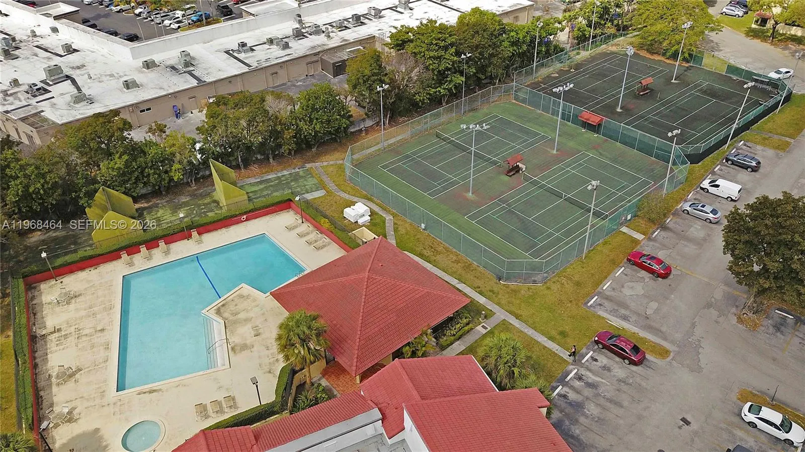 Tennis courts & Pool