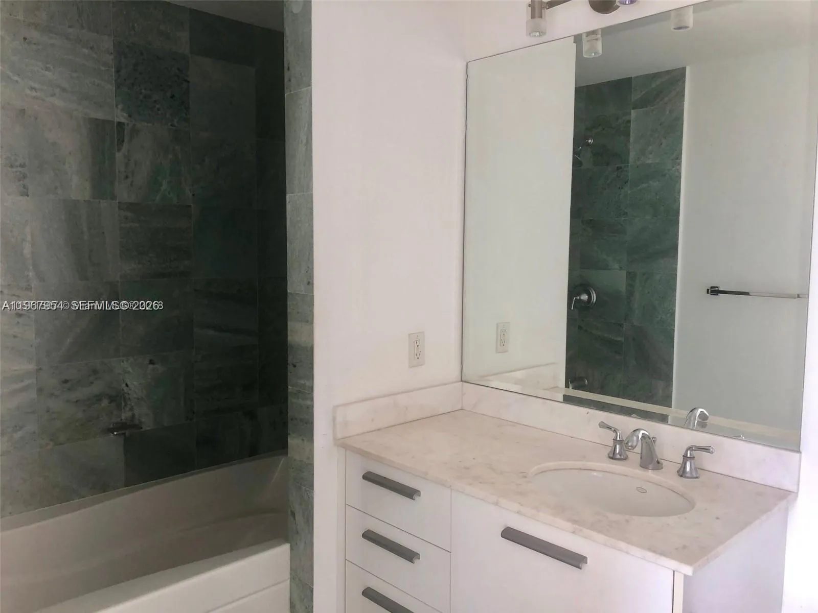 1060 Brickell Ave 3807, Miami, Florida 33131, Miami, Florida 33131, 2 Bedrooms Bedrooms, ,2 BathroomsBathrooms,Residential Lease,For Rent,1060 Brickell Ave 3807, Miami, Florida 33131,A11967954