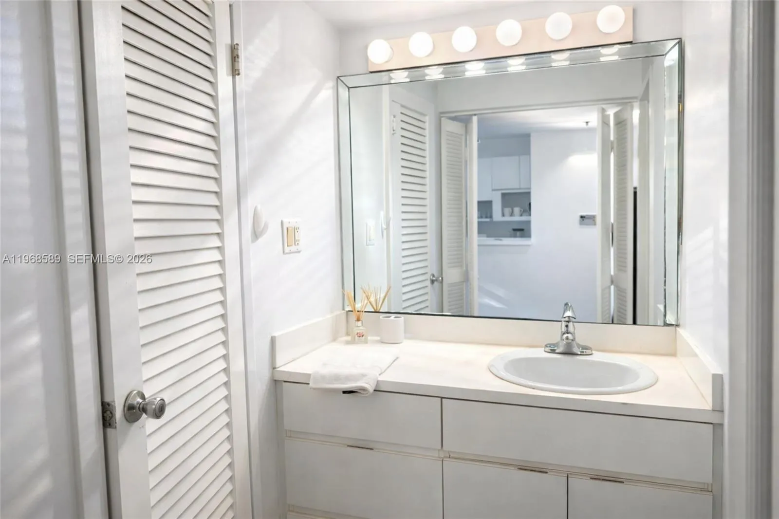100 Lincoln Rd 415, Miami Beach, Florida 33139, Miami Beach, Florida 33139, 1 Bedroom Bedrooms, ,1 BathroomBathrooms,Residential,For Sale,100 Lincoln Rd 415, Miami Beach, Florida 33139,A11968589