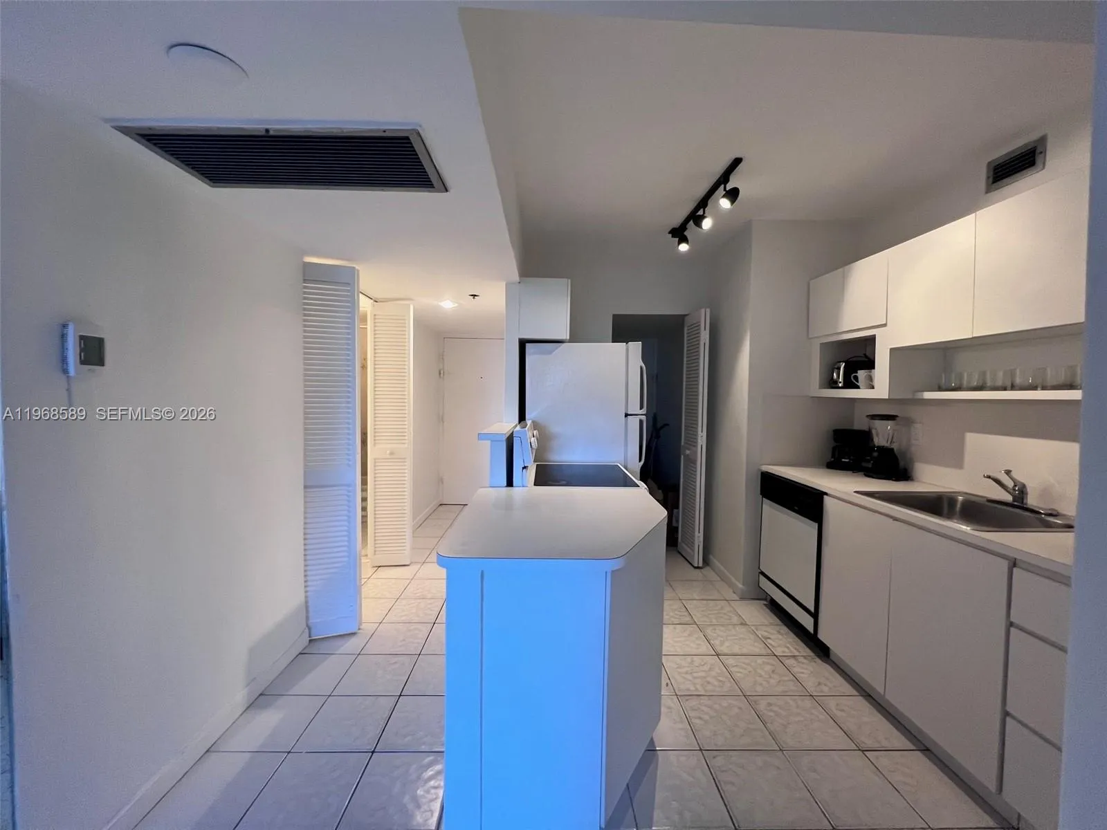 100 Lincoln Rd 415, Miami Beach, Florida 33139, Miami Beach, Florida 33139, 1 Bedroom Bedrooms, ,1 BathroomBathrooms,Residential,For Sale,100 Lincoln Rd 415, Miami Beach, Florida 33139,A11968589