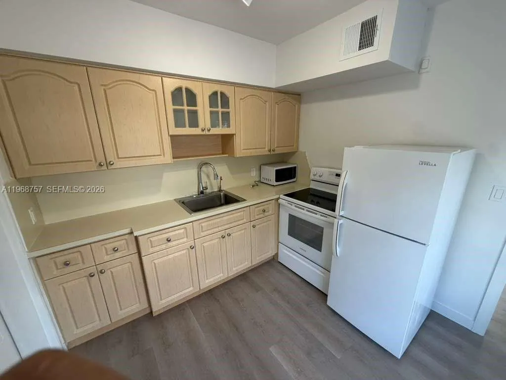 4000 Sw 16th Ter 4010, Miami, Florida 33134, Miami, Florida 33134, 2 Bedrooms Bedrooms, ,2 BathroomsBathrooms,Residential Lease,For Rent,4000 Sw 16th Ter 4010, Miami, Florida 33134,A11968757