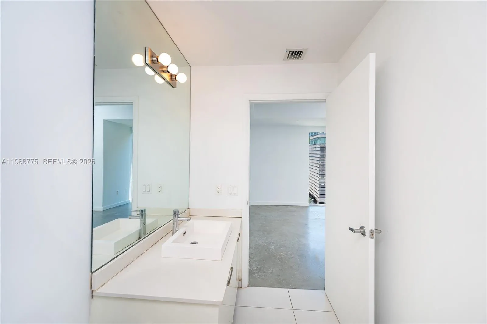 151 Se 1st St 909, Miami, Florida 33131, Miami, Florida 33131, 1 Bedroom Bedrooms, ,1 BathroomBathrooms,Residential Lease,For Rent,151 Se 1st St 909, Miami, Florida 33131,A11968775