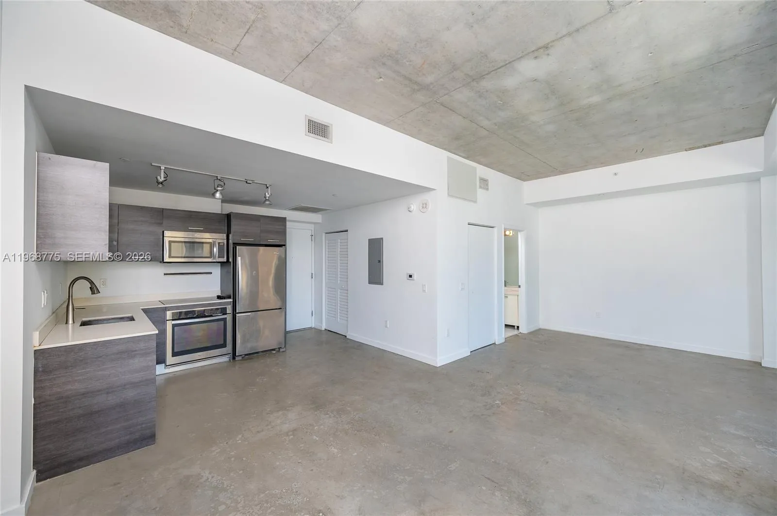 151 Se 1st St 909, Miami, Florida 33131, Miami, Florida 33131, 1 Bedroom Bedrooms, ,1 BathroomBathrooms,Residential Lease,For Rent,151 Se 1st St 909, Miami, Florida 33131,A11968775