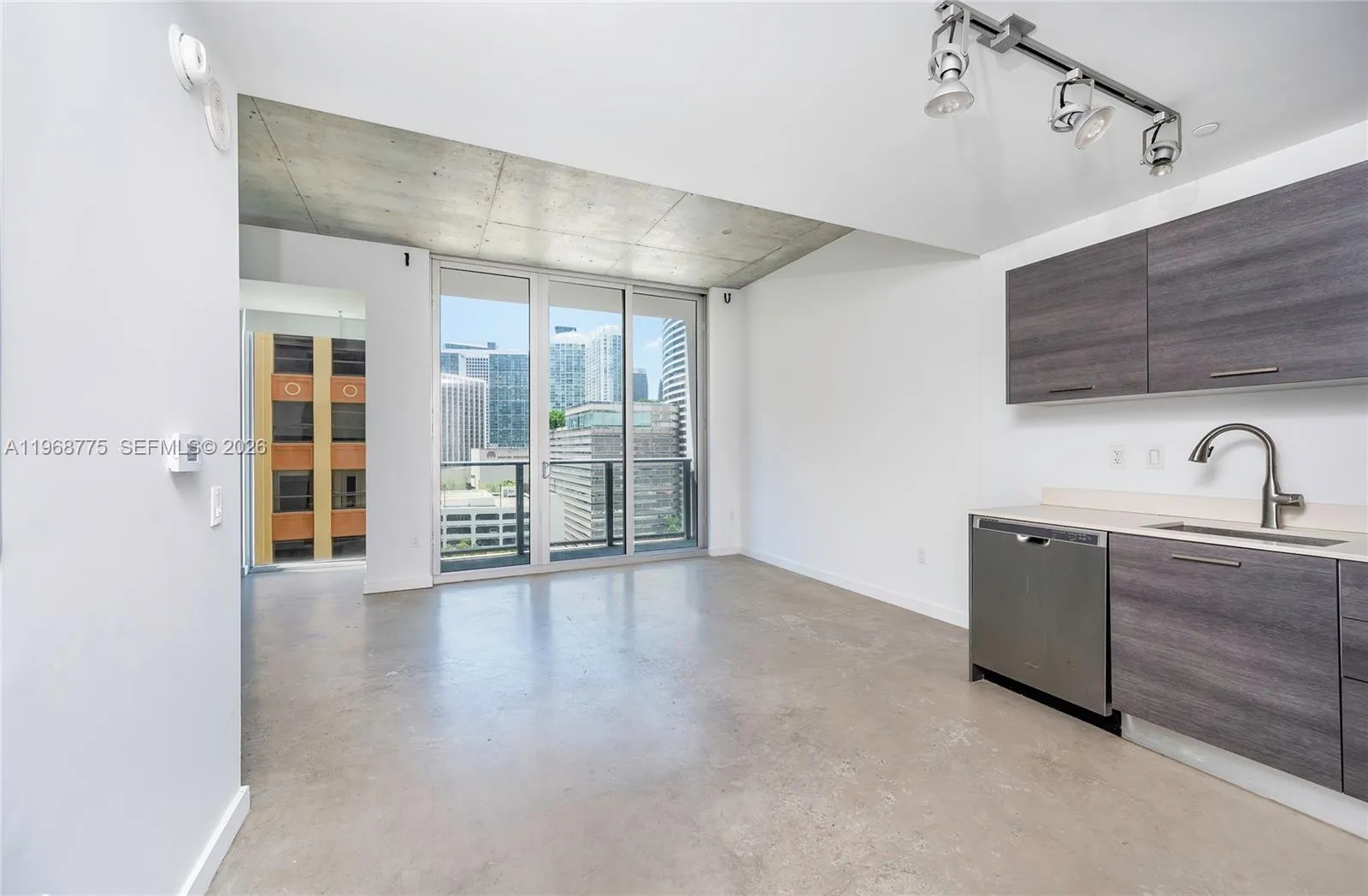 151 Se 1st St 909, Miami, Florida 33131, Miami, Florida 33131, 1 Bedroom Bedrooms, ,1 BathroomBathrooms,Residential Lease,For Rent,151 Se 1st St 909, Miami, Florida 33131,A11968775