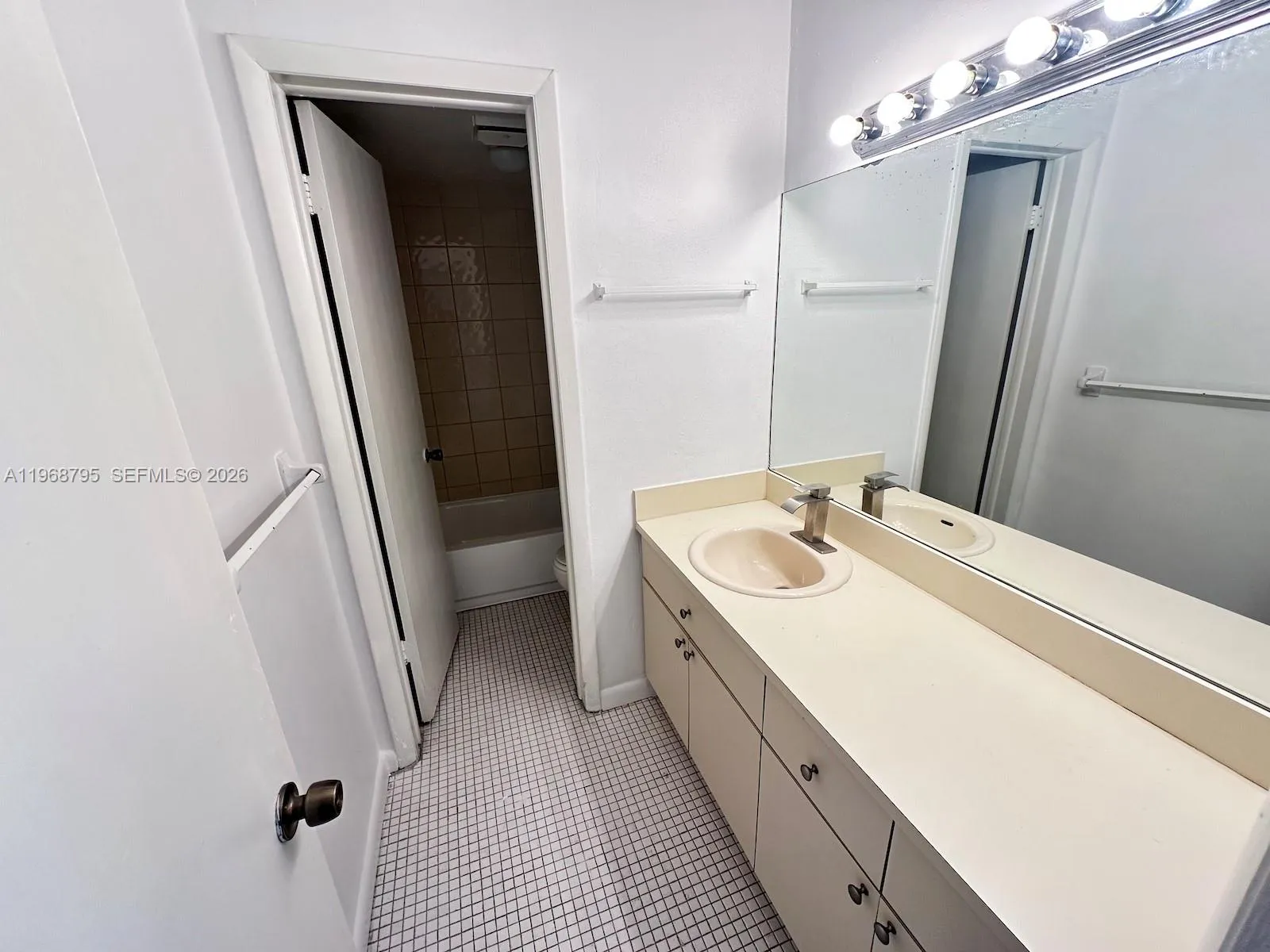 1990 W 56th St 1203, Hialeah, Florida 33012, Hialeah, Florida 33012, 2 Bedrooms Bedrooms, ,2 BathroomsBathrooms,Residential,For Sale,1990 W 56th St 1203, Hialeah, Florida 33012,A11968795