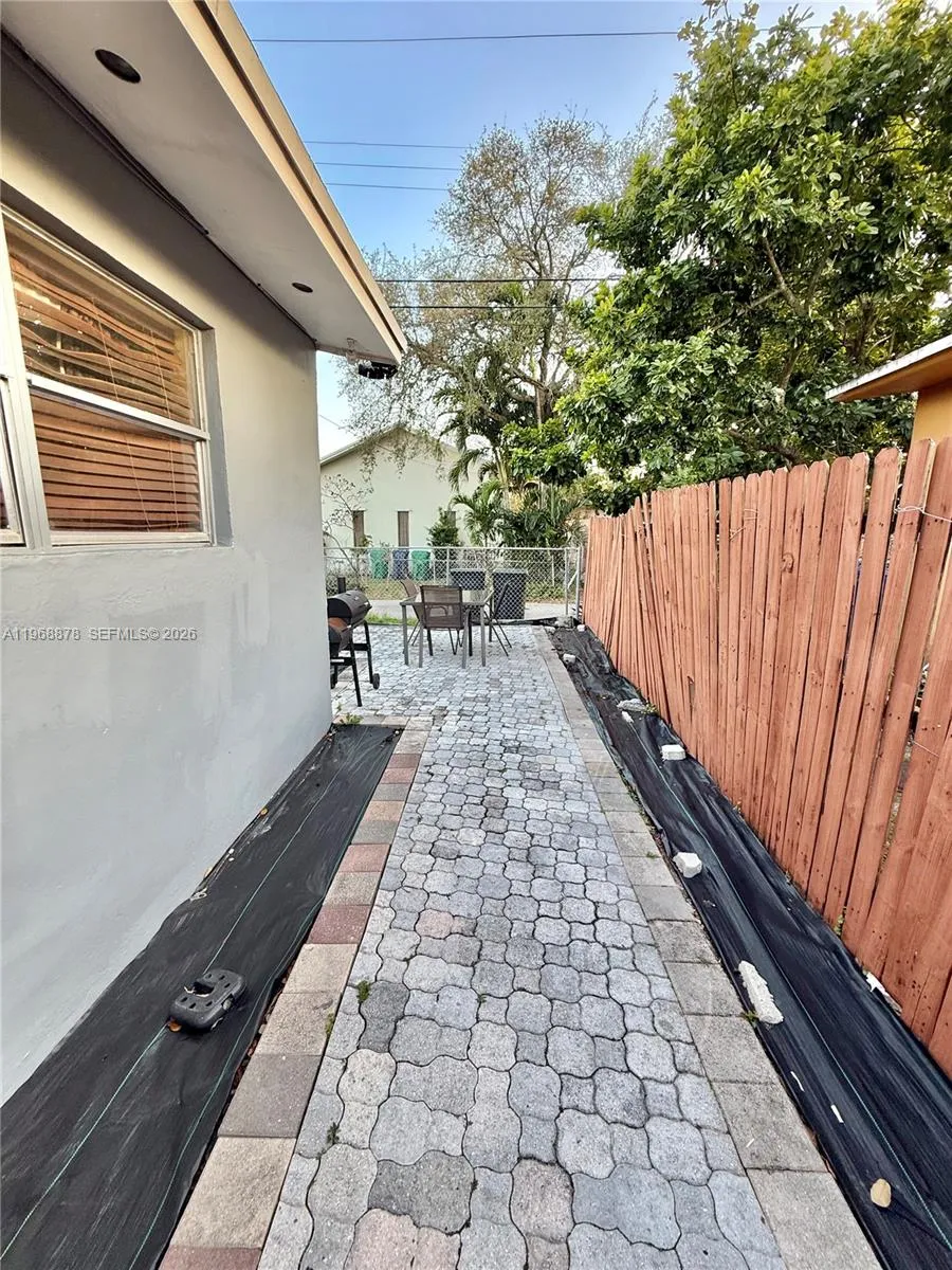 Side yard for entrances